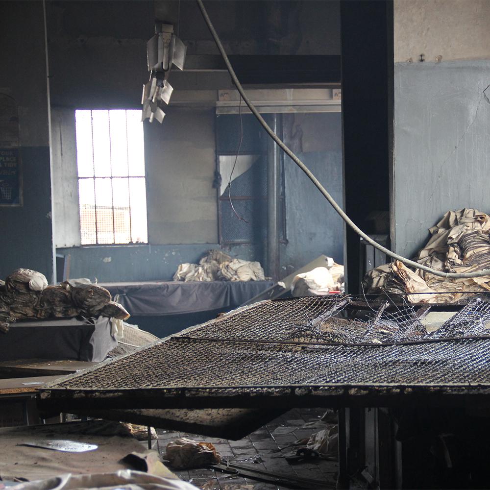 Ausgebrannte Halle in der Textilfabrik Ali Enterprises in Karatschi, Pakistan, knapp zwei Wochen nach dem verheerenden Brand. Copyright: Ayesha Mir/The Express Tribune