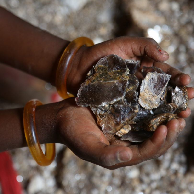Die Schatten des Glitzers: Wie Kinder nach dem Mineral Mica schürfen