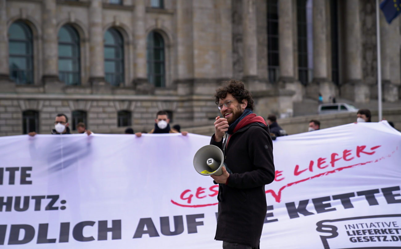 Protestaktion zur 1. Lesung: Entwurf für Lieferkettengesetz zu schwach – auch 50 Unternehmen fordern Nachschärfung