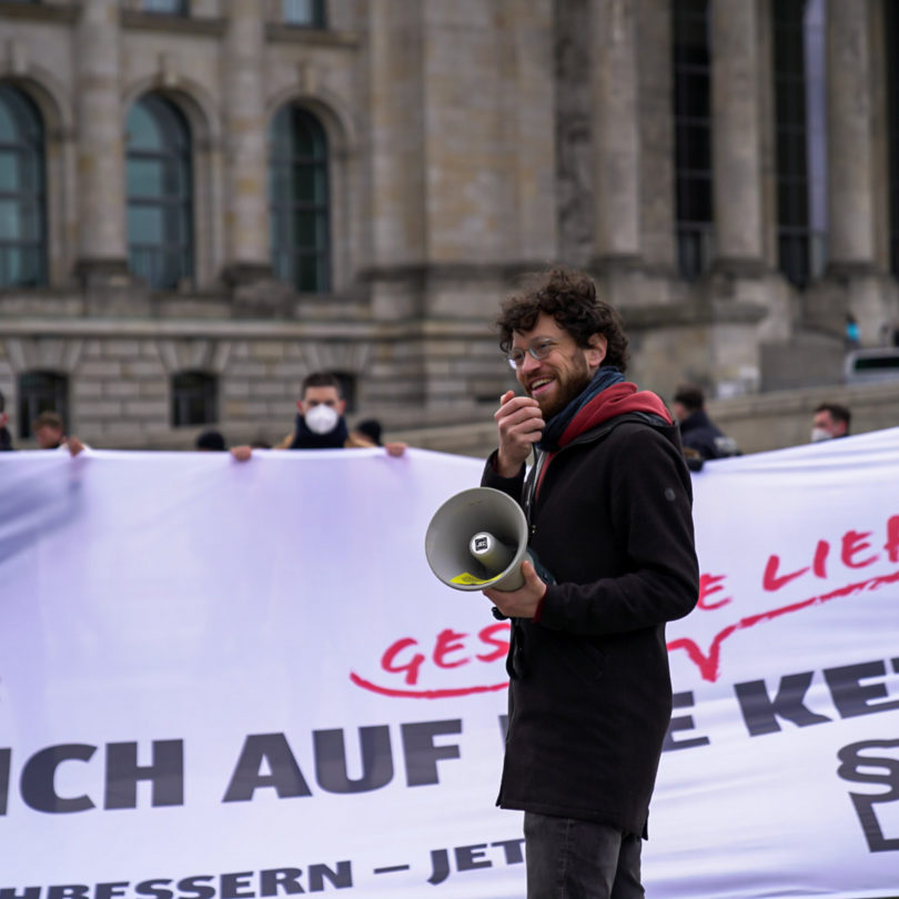 Protestaktion zur 1. Lesung: Entwurf für Lieferkettengesetz zu schwach – auch 50 Unternehmen fordern Nachschärfung
