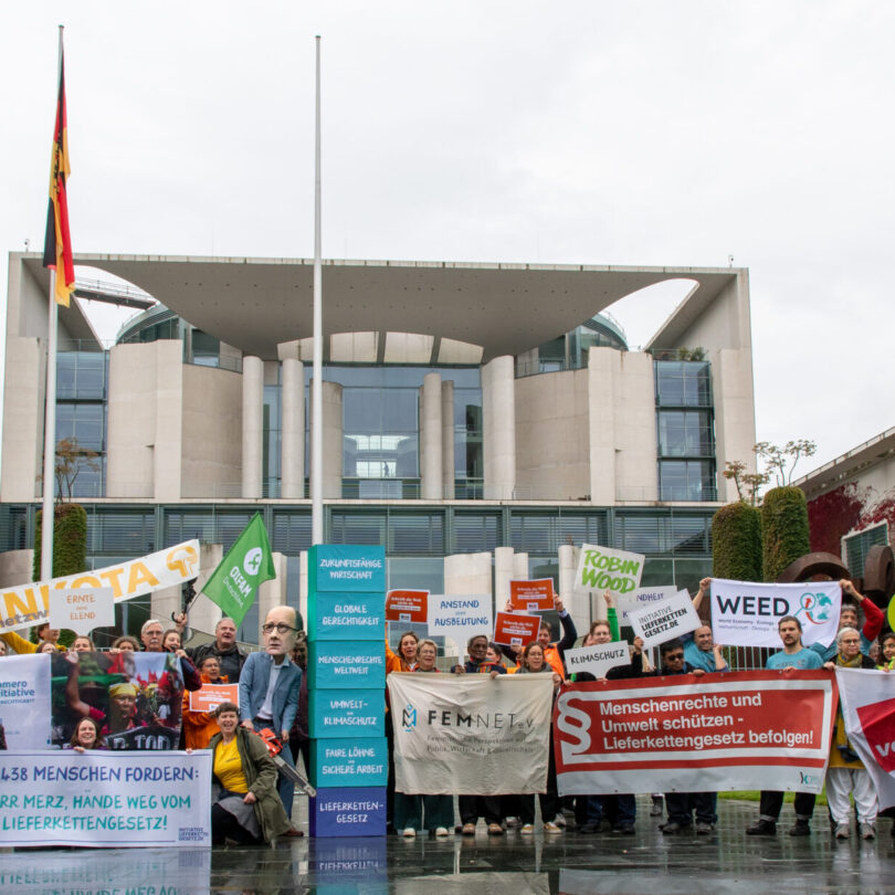 210.438 Menschen fordern: „Herr Merz, Hände weg vom Lieferkettengesetz!“ –  Petitionsübergabe vor dem Bundeskanzleramt